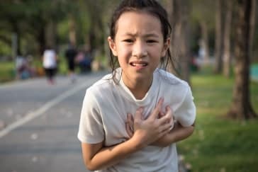 शिशुओं में साँस लेने की समस्या: कारण, लक्षण और उपचार