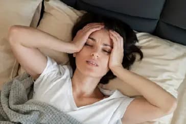 सुबह उठते ही सिरदर्द? इसके पीछे छिपे हो सकते हैं ये 6 कारण