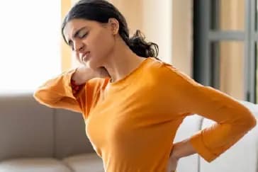 पीठ दर्द और लगातार खाँसी: जानिए कब हो सकता है दिल की गंभीर समस्या